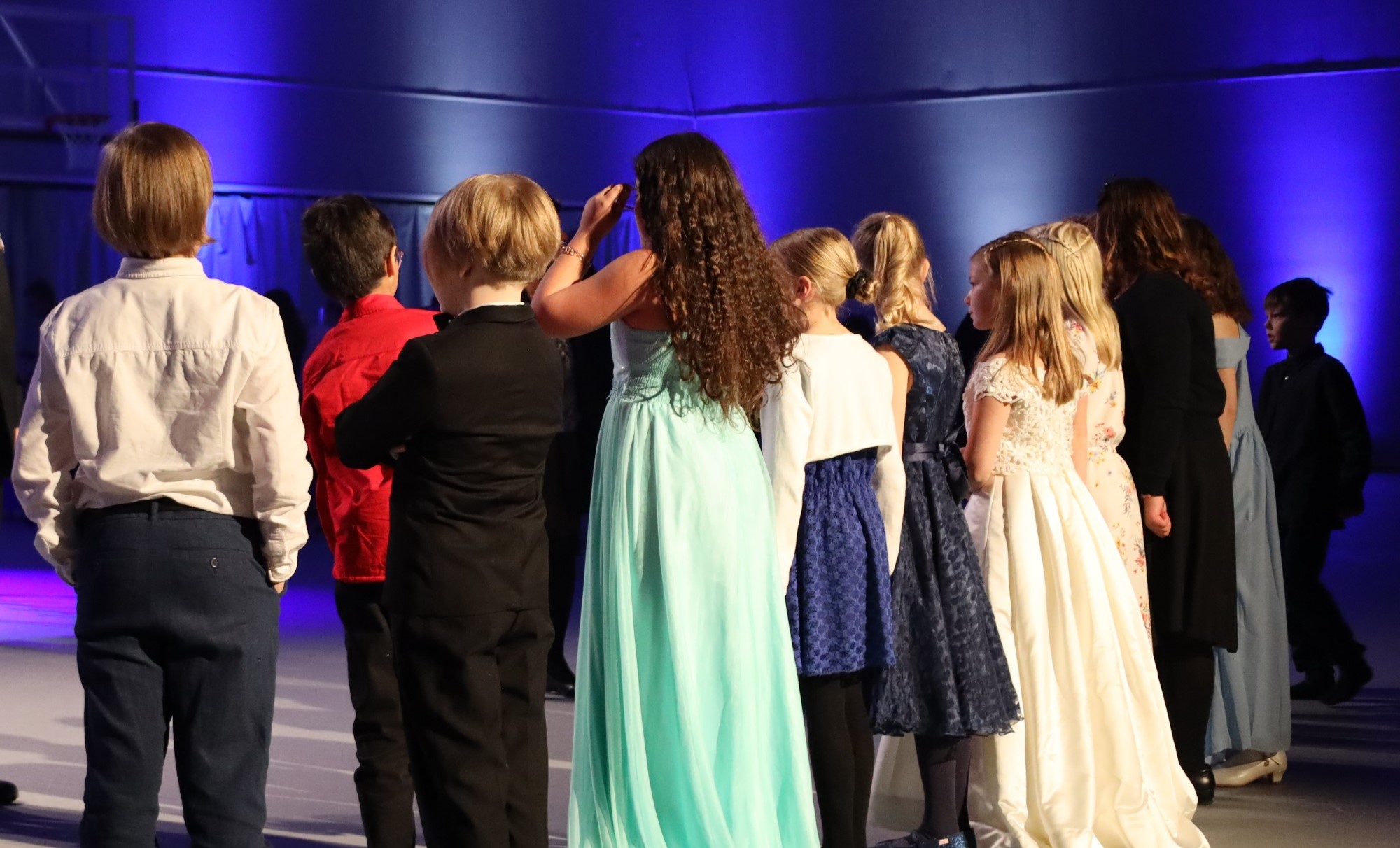 Koululaisia juhla-asuissaan kokoontuneena Lasten itsenäisyyspäivän juhlaan Lappeenrannan urheilutalolle.